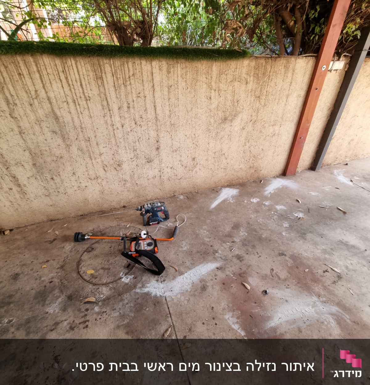 כלי עבודה על רצפה ליד קיר בטון